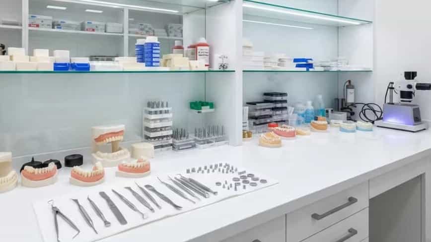 لابراتوار دندانسازی در زنجان متخصص پروتز و ایمپلنت